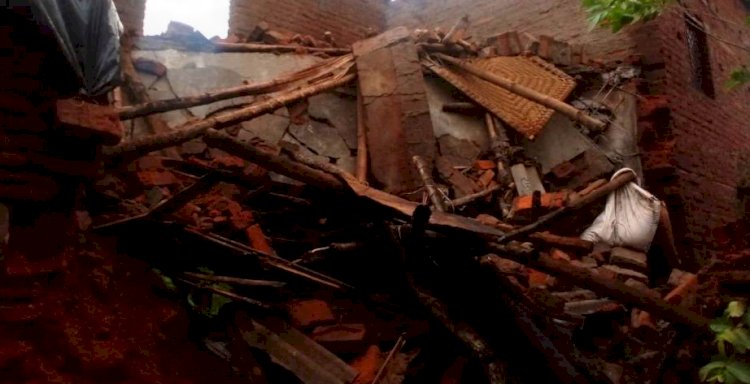 48 घंटे से हो रही बारिश के बीच दो मंजिला मकान ढह गया, सो रही महिला की मौत