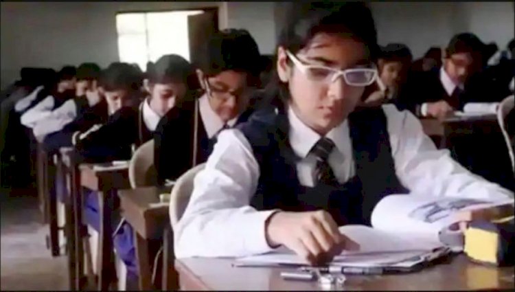 सीबीएसई 10 वीं बोर्ड में लड़कियां लड़कों पर भारी पडी
