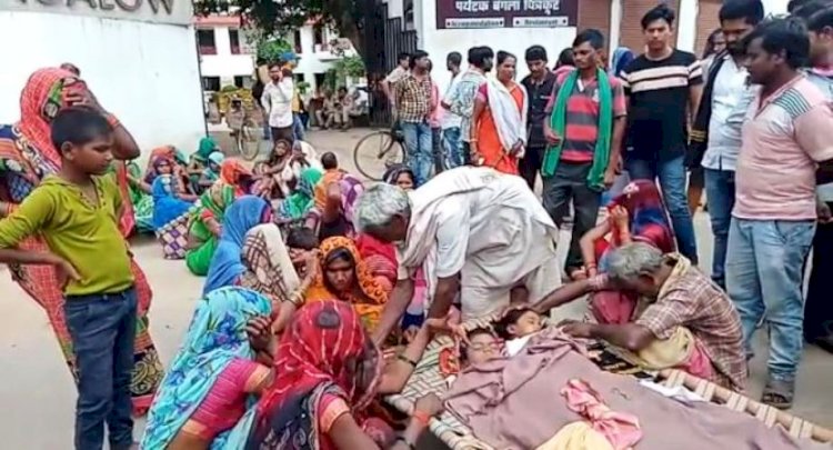 बारिश से गड्ढे में भरा पानी, खेल-खेल में डूबे मासूम, परिजनों ने सड़क पर शव रखकर जाम लगाया