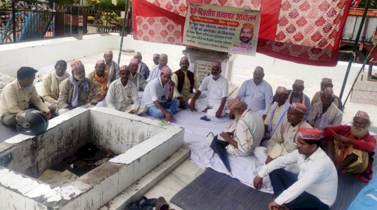 नमामि गंगे की हर घर में नल परियोजना में भ्रष्टाचार  के खिलाफ किसानों का धरना