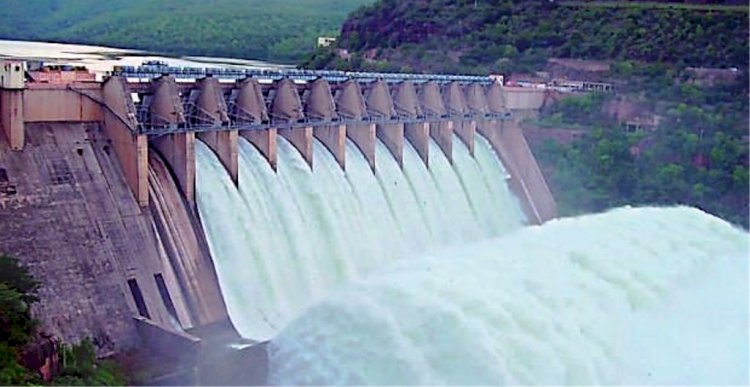 झाँसी : माताटीला बांध से छोड़ा साढ़े 03 लाख क्यूसेक पानी, बेतवा उफान पर