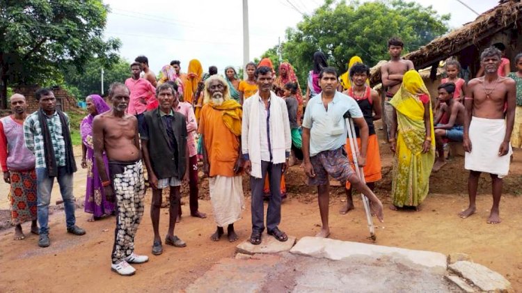 चित्रकूट : दबंगो से त्रस्त सैकड़ों आदिवासियों ने विधायक से लगाई न्याय की गुहार