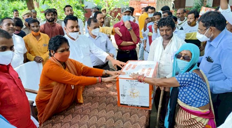 हमीरपुर : केंद्रीय मंत्री ने बाढ़ से प्रभावित लोगों को बांटी राहत सामग्री
