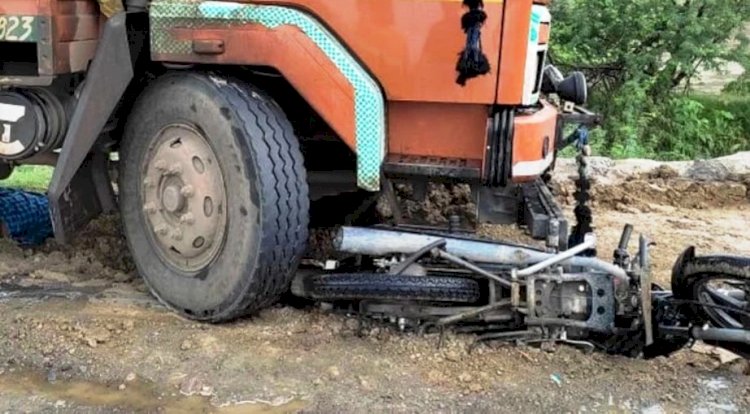 कानपुर झांसी हाईवे पर डीसीएम और बाइक की टक्कर में दो लोगों की मौत