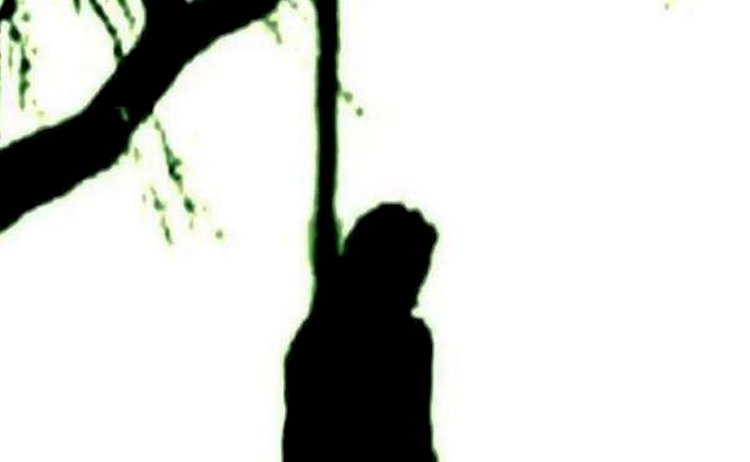 विवाहिता का शव पेड़ से लटकता मिला, हत्या की आशंका