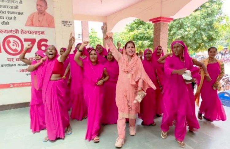 महोबा : बढ़ती महंगाई के विरोध व किसान आंदोलन के समर्थन में सड़कों पर उतरा गुलाबी गैंग
