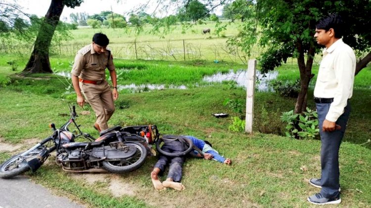 बाँदा : पुलिस अधिकारी ने घायल बाइक सवार को बचाकर, पेश की मानवता की मिशाल