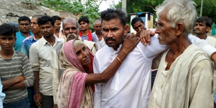 पाकिस्तान की जेल में 12 साल कैद रहे रामबहादुर को देखते ही मां बाप की आंखें छलक पड़ी