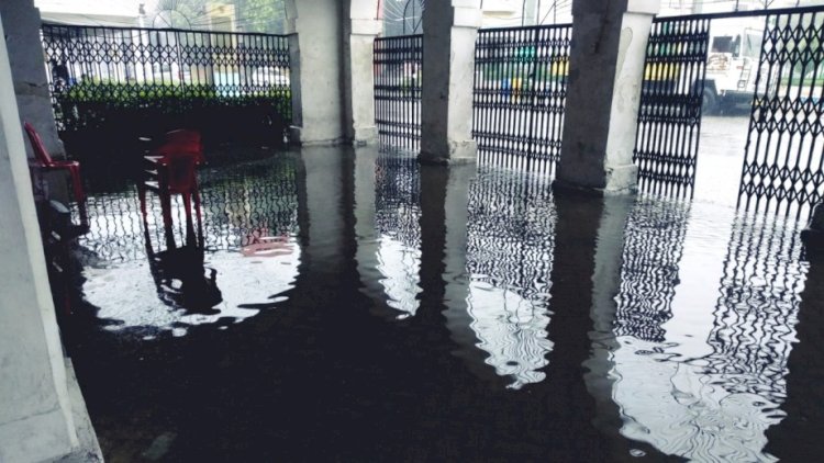 लखनऊ :  तेज बारिश से सरकारी कार्यालय से लेकर रिहायशी इलाकों में घुसा पानी, जनजीवन प्रभावित