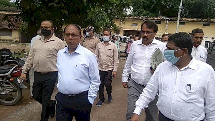 बाँदा के नए जिलाधिकारी अनुराग पटेल ने कार्यभार संभाला, कलेक्ट्रेट में गंदगी देख भड़के