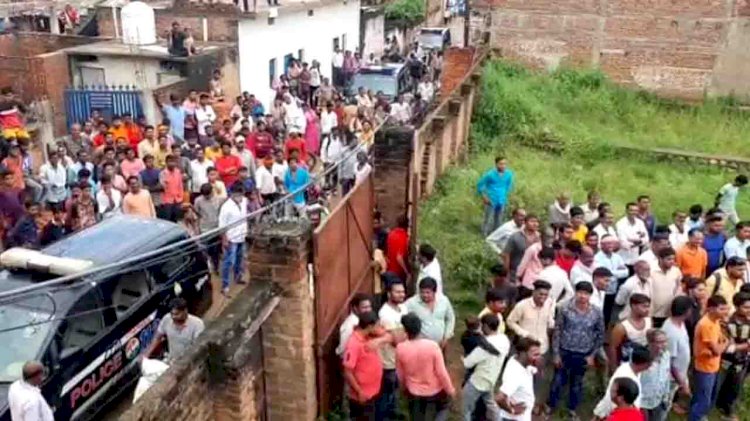 मोबाइल टावर पर चढ़ी युवती, झाँसी पुलिस को आया पसीना