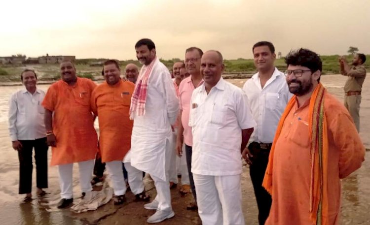 सांसद आरके सिंह पटेल दर्जनभर भाजपा नेताओं के साथ बरदहा नदी की बाढ़ में फंसे