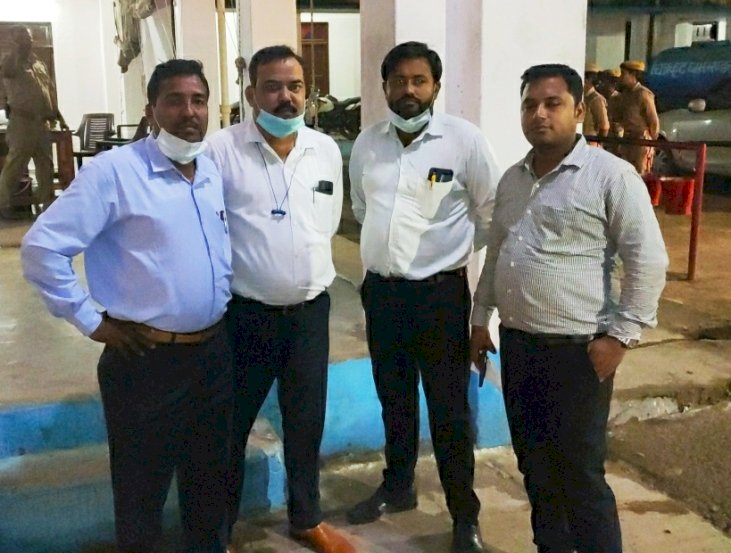 बांदा में सरेशाम दवा कारोबारियों की गाड़ी का शीशा तोड़ लूटपाट