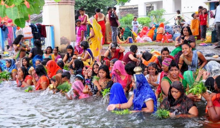 महालक्ष्मी पर्व पर सौभाग्यवती महिलाओं ने घर-घर पूजे हाथी