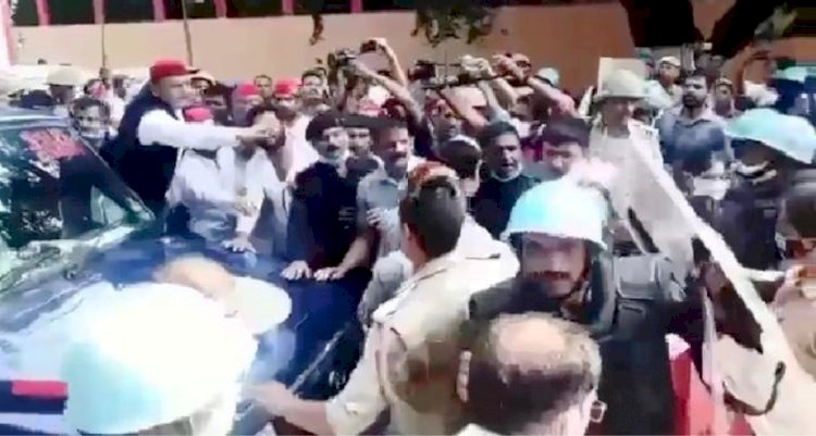 अखिलेश के सामने सपा कार्यकर्ताओं ने दारोगा और महिला पुलिस कर्मियों को पीटा
