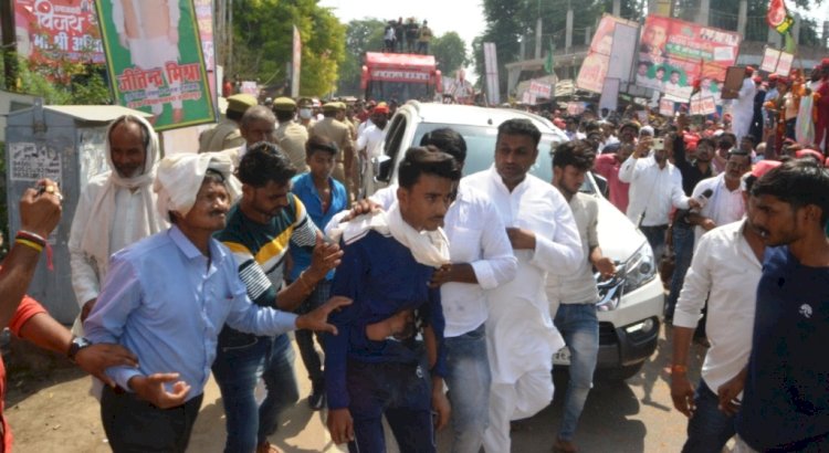 अखिलेश यादव को देखने की चाह में पोल पर चढ़ा युवक, करंट लगने से गिरा
