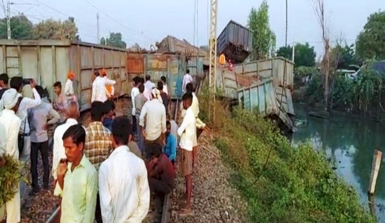 दिल्ली हावड़ा रुट पर तेज आवाज के साथ अंबियापुर में पलटी मालगाड़ी, 22 बोगी क्षतिग्रस्त