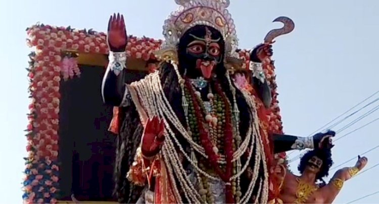 बाँदा : मां जगदंबे की विदाई में कोरोना की बंदिशों को तोड़ कर उमड़ा भारी जनसैलाब