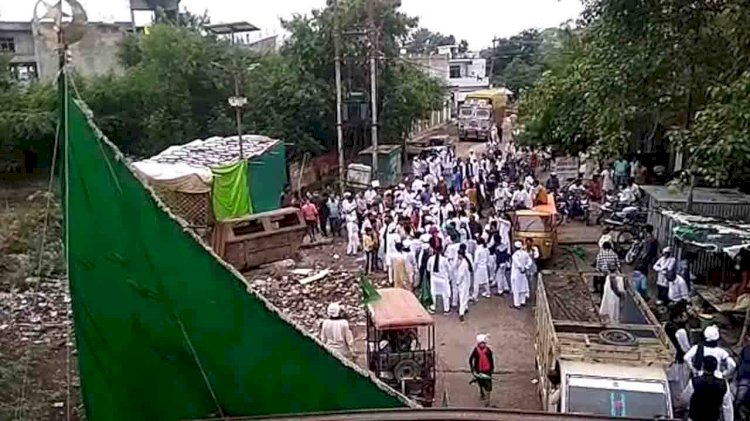 सड़क में गंदगी देखकर बारावफात के मोहम्मदी जुलूस को रोका, जमकर की नारेबाजी
