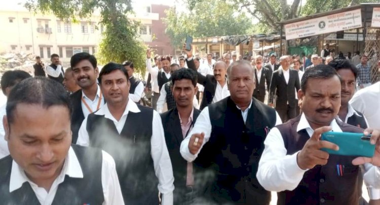 अधिवक्ता साथी को न्याय न मिलने पर जिला अधिवक्ता संघ गया हड़ताल पर