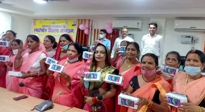 जनपद बांदा में स्मार्टफोन पाकर आंगनबाड़ी कार्यकत्रियों चेहरे खुशी से खिल उठे