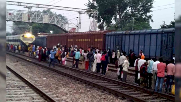 प्लेटफार्म पर मालगाड़ी खड़ी होने से मेन लाइन से ट्रेनों में चढ़ने उतरने को मजबूर यात्री
