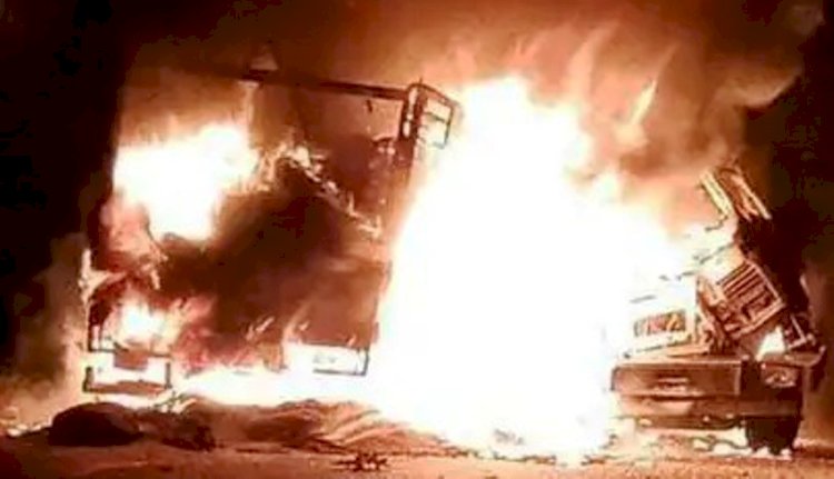 कानपुर -  सागर नेशनल हाइवे में दो ट्रकों में टक्कर, एक ट्रक आग में फुंका चालक भी आग में जला