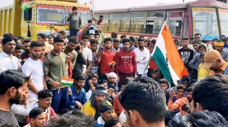जम्मू कश्मीर के राजौरी में शहीद जवान का पार्थिव शरीर पहुंचा जालौन, सैकड़ो लोगो ने लगाया जाम