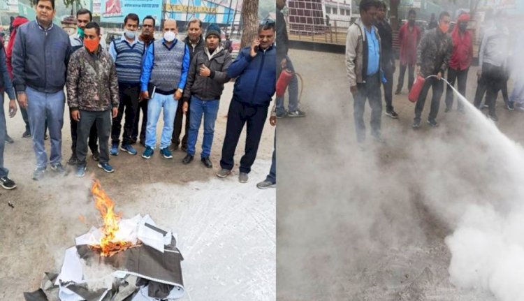 संरक्षा विभाग द्वारा झाँसी रेलवे स्टेशन पर अग्नि शामक यंत्र से दिया गया आग बुझाने का प्रशिक्षण