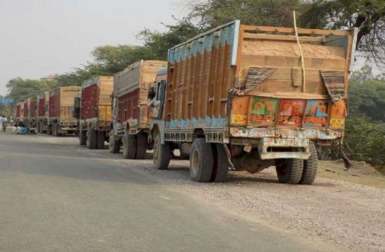 यूपी से बेरोकटोक गुजर रहे मध्य प्रदेश के बालू भरे ट्रक, राजस्व को लगा रहे हैं बड़ी चपत