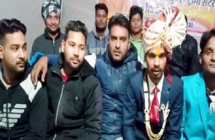 अनशन कर रहे युवाओं का दूल्हे ने भी घोड़े से उतर दिया साथ, उठायी ये मांग