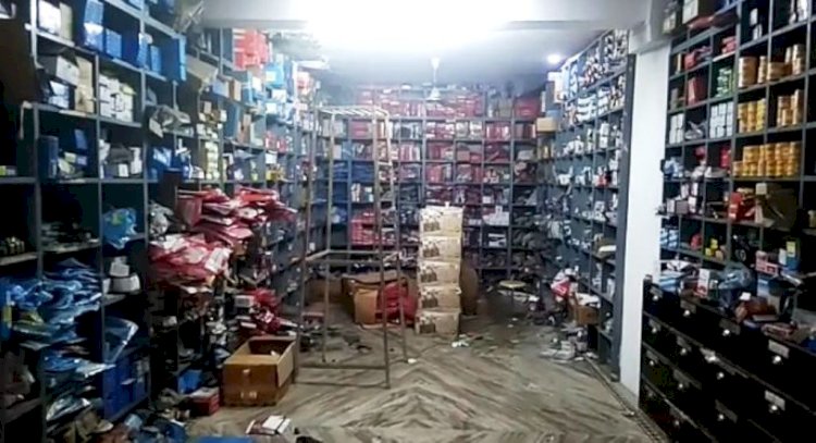 बांदा में पार्ट्स की दुकान में चोरों ने किया हाथ साफ, सीसीटीवी कैमरे में हुए कैद