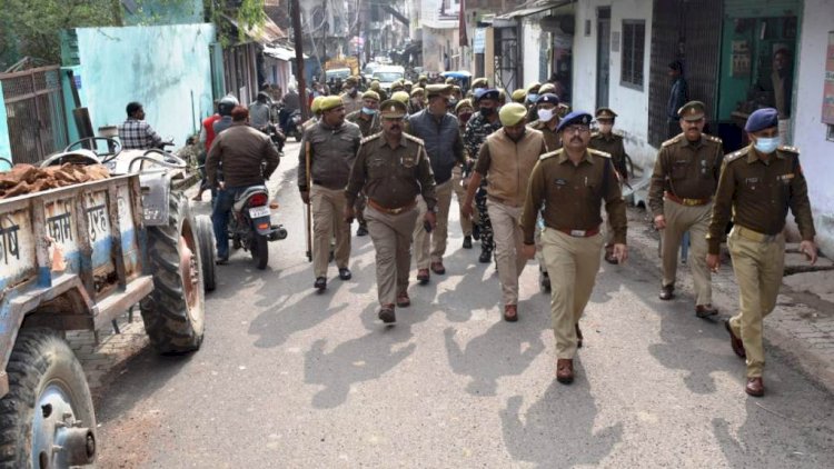 बाँदा एसपी ने भारी पुलिस बल व सीआरपीएफ के साथ शहर में किया फ्लैग मार्च, कहा मतदाता निर्भीक होकर मतदान करें