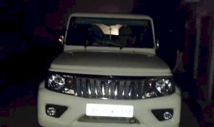 बाँदा : वाहन चेकिंग के दौरान भाजपा का झंडा लगी बोलेरो गाड़ी से 8 लाख कैश बरामद