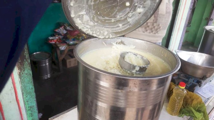बांदा में नकली घी बनाते पकड़ा गया व्यापारी, सैंपल भरा गया
