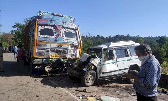 महाराष्ट्र से शादी में रायबरेली जा रहे परिवार की टाटा सूमो को ट्रक ने मारी टक्कर, दो की मौत