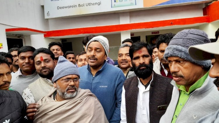 झाँसी : भाजपा के दो विधायक बैठे धरने पर, बोले क्षेत्र में अपराधी सक्रिय