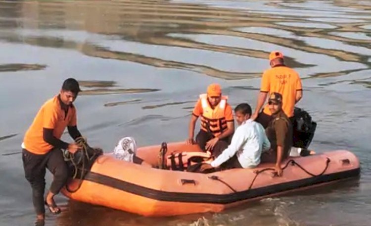 यमुना नदी में गिरे ट्रक को निकालने के लिए एसडीआरएफ टीम का रेस्क्यू ऑपरेशन जारी