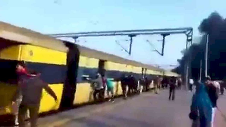 ट्रेन को आग से बचाने के लिए यात्रियों ने, ट्रेन को धक्का देकर आगे बढाया