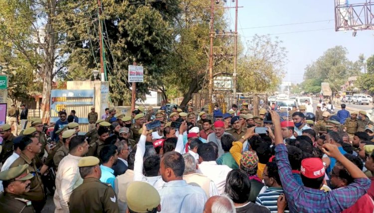 बाँदा मतगणना स्थल पर प्रशासनिक अधिकारियों की गाड़ी रोकने पर बवाल, पुलिस ने सपाइयों को खदेड़ा