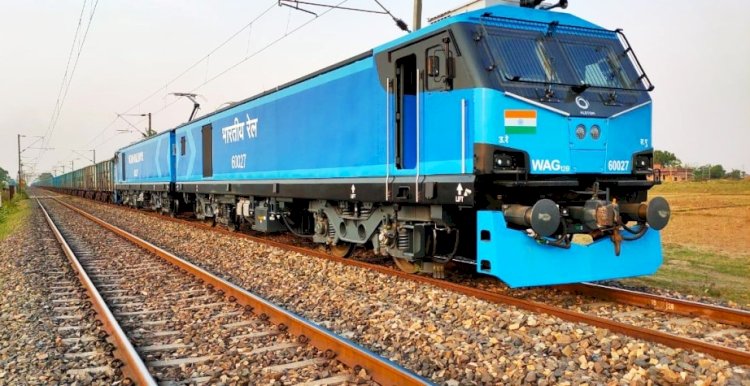 ये तो हद हो गई... डिब्बों को छोड़कर ट्रेन आगे चली गई