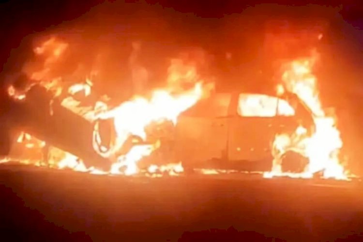दो कारों में भिड़ंत के बाद लगी आग, 4 लोग जिंदा जले
