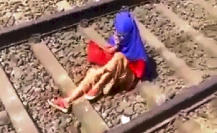 वायरल : रेलवे ट्रैक पर लेटकर मोबाइल पर बात कर रही लड़की के ऊपर से गुजर गई ट्रेन, फिर...