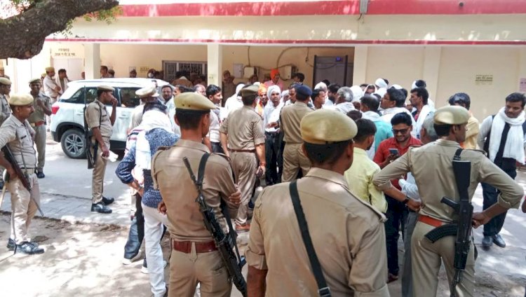 बाँदा : पुलिसकर्मियों पर हमले के मामले में आया नया मोड़, वकीलों ने पुलिस के खिलाफ खोला मोर्चा