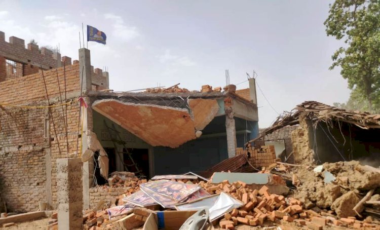 बाँदा : ग्राम प्रधान के अवैध मकान को बुलडोजर से ढहाया गया