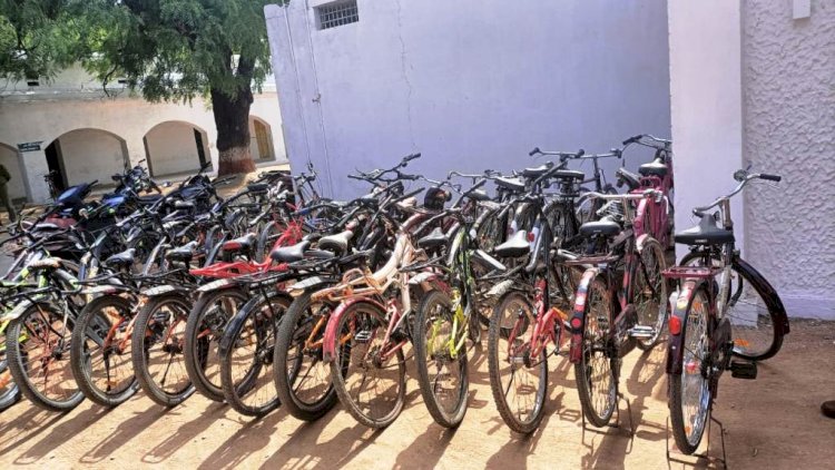इतनी बड़ी तादाद में खड़ी साइकिलें, इस शातिर चोर के बारे में सुनेंगे तो चौंक जायेंगे