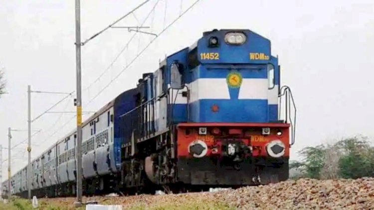 मैहर रेलवे स्टेशन से आगे बढी ट्रेन तभी वातानुकूलित कोच में भरने लगा धुंआ, मचा हड़कंप