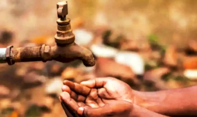 सैकड़ों ग्रामीण डिब्बा लेकर जिलाधिकारी कार्यालय पहुंचे, डीएम से मांगा पानी