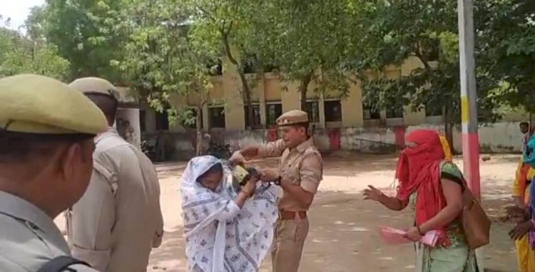 समाज सेविका द्वारा बांदा के एसपी कार्यालय में आत्मदाह का प्रयास, मचा हड़कंप