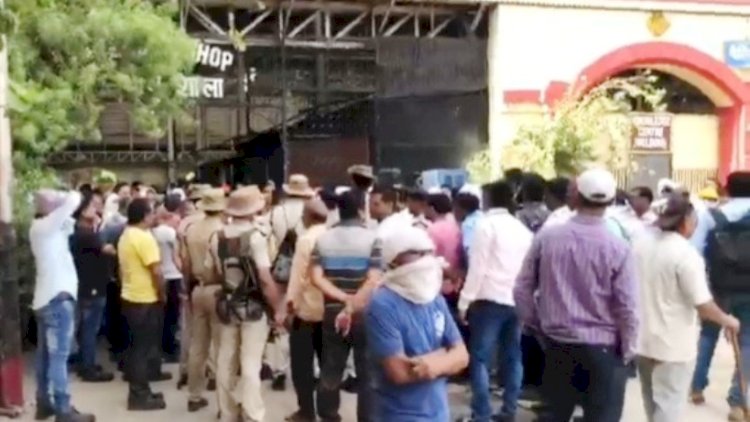 झाँसी रेल कारखाने में टूल डाउन हड़ताल : कर्मचारी के निलंबन ने डाला आग में घी